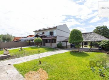 Casa · 256m² · 4 Quartos · 3 Vagas · Com 4 dormitórios, incluindo uma suíte, é perfeita para acomodar toda a sua famí