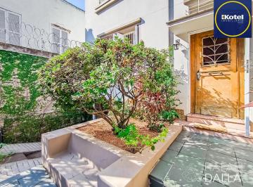 Casa · 210m² · 4 Quartos · 3 Vagas · Casa impecável na Lopo Gonçalves com 4 dormitórios, garagem e pátio amplo