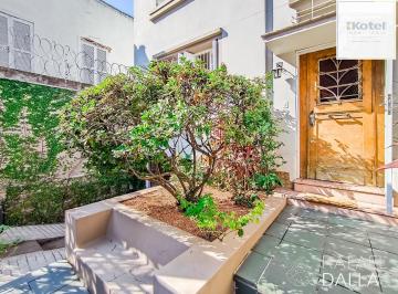 Casa · 210m² · 4 Quartos · 3 Vagas · Casa impecável na Lopo Gonçalves com 4 dormitórios, garagem e pátio amplo