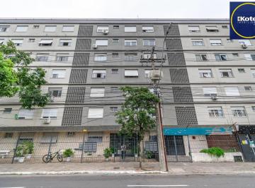 Apartamento · 66m² · 2 Quartos · Apartamento 2 dormitorios, no Menino Deus reformado