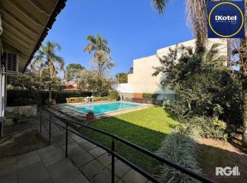 Casa · 240m² · 3 Quartos · 5 Vagas · Casa térrea, com 3 dormitórios, sendo 2 suítes, 5 vagas, piscina, no bairro Ipan