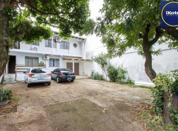 Casa · 181m² · 4 Quartos · 4 Vagas · Casa ampla de 2 pavimentos com 4 dormitórios, 1 suite e 4 vagas no bairro Santa