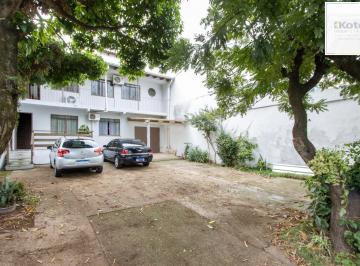 Casa · 181m² · 4 Quartos · 4 Vagas · Casa ampla de 2 pavimentos com 4 dormitórios, 1 suite e 4 vagas no bairro Santa