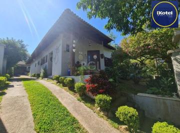 Casa · 136m² · 2 Quartos · 4 Vagas · Casa em lindo terreno alto ao nível da rua medindo 10 × 32 onde consta uma resid
