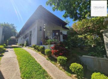 Casa · 136m² · 2 Quartos · 4 Vagas · Casa em lindo terreno alto ao nível da rua medindo 10 × 32 onde consta uma resid