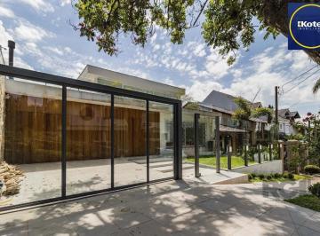 Casa · 250m² · 3 Quartos · 2 Vagas · Casa de três dormitórios, suíte e duas vagas de garagem no bairro Chácara das
