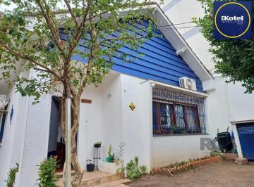 Casa · 232m² · 3 Quartos · 4 Vagas · Casa averbada, ampla e ensolarada!