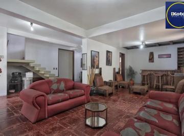 Casa · 277m² · 3 Quartos · 3 Vagas · Casa com 300m², localizada na zona sul de Porto Alegre, com lareira, piscina e 3