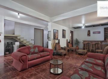 Casa · 277m² · 3 Quartos · 3 Vagas · Casa com 300m², localizada na zona sul de Porto Alegre, com lareira, piscina e 3
