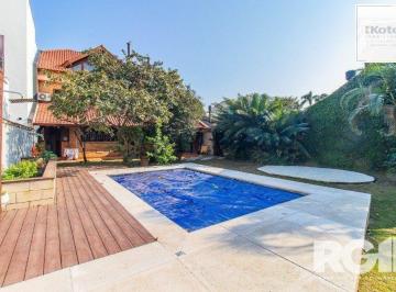 Casa · 335m² · 3 Quartos · 4 Vagas · Casa espaçosa com 3 dormitórios, pátio com piscina e 4 vagas
