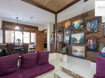 Casa · 370m² · 5 Quartos · 4 Vagas · Casa de Alvenaria, possui 3 dormitórios, uma suíte, hall de entrada, lavabo, li