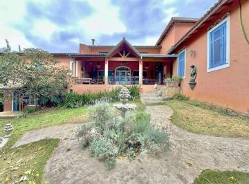 7978e6d9a408e25be5d5dc72442edfce7edd1803 · No coração do condomínio, esta residência rústica e acolhedora traduz o encanto da simplicidade sofi