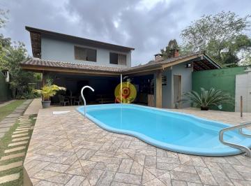 Casa · 251m² · 4 Quartos · 5 Vagas · Casa ampla, com lazer e excelente localização, a apenas 550 metros da praia.