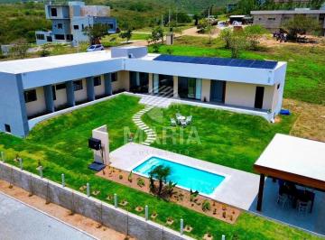 Casa de 5 quartos, Gravatá · Casa de condomínio com 05 quartos e piscina privativa à venda em Gravatá/PE!