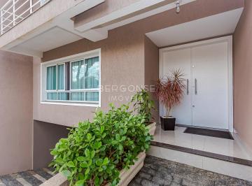 Casa · 242m² · 3 Vagas · Um Achado! Casa com quintal no Bairro Água Verde –