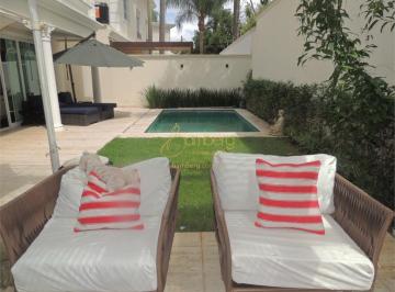 Casa · 688m² · 4 Quartos · 6 Vagas · Alto padrão com piscina em condomínio fechado
