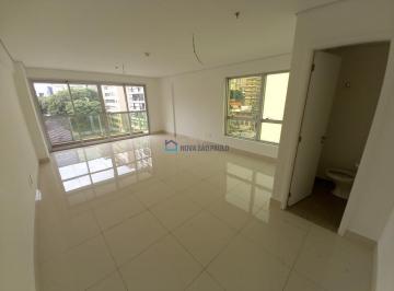 Comercial · 37m² · 1 Vaga · Sala comercial de 37m² com sacada e vaga de garagem. Excelente localização