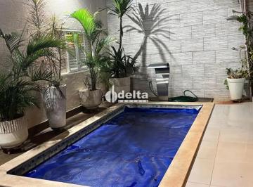 Casa · 240m² · 3 Quartos · 2 Vagas · Casa com 3 quartos sendo 1 suíte disponível para venda no bairro Granada em Uberlândia-MG.