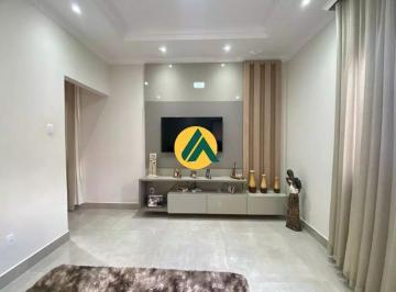 Casa · 240m² · 3 Quartos · 2 Vagas · Casa confortável em região de fácil acesso ao centro da cidade à venda em Passos/MG.