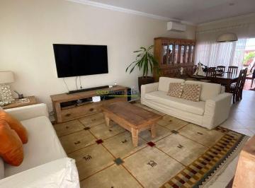 Casa · 210m² · 4 Quartos · 2 Vagas · Imperdível casa de luxo à venda em Juquehy, São Sebastião-SP: 4 quartos, 4 suítes, 2 salas, 4 banhei