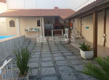 Casa · 229m² · 3 Quartos · 2 Vagas · Casa com três suítes, churrasqueira e piscina