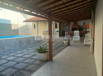 Casa · 229m² · 3 Quartos · 2 Vagas · Casa com três suítes, churrasqueira e piscina