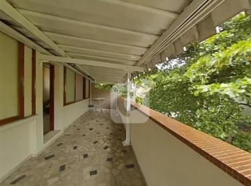 Casa · 247m² · 4 Quartos · 1 Vaga · Excelente casa com 4 quartos em Rua Fechada na Tijuca!