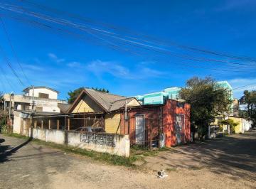 Casa · 220m² · 2 Quartos · 3 Vagas · Casa de esquina no Bairro Camaquã