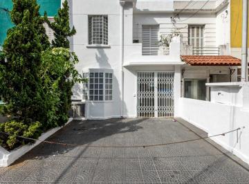Comercial · 180m² · 16 Quartos · 1 Vaga · Casa comercial na Rua Tinhorão, N. 81 • 180 m²