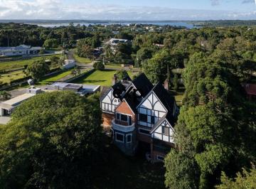 Casa · 806m² · 6 Quartos · 6 Vagas · Residência Inglesa luxuosa na Região Metropolitana de Curitiba