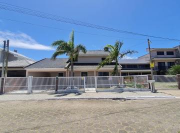 Casa de 4 quartos, Pontal do Paraná · Casa com piscina aquecida  à venda no Balneário Porto Fino em Pontal do Paraná.