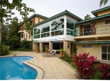 Casa · 350m² · 6 Quartos · 2 Vagas · Casa de Luxo em Ilhabela: Elegância e Conforto