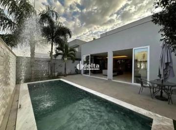 Casa · 360m² · 3 Quartos · 2 Vagas · Casa residencial em condomínio fechado com 3 suítes disponível para venda no bairro Laranjeiras em U