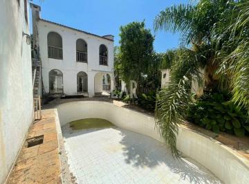 Casa · 700m² · 5 Quartos · 6 Vagas · Casa à venda com 5 quartos, 4 banheiros e 6 vagas.