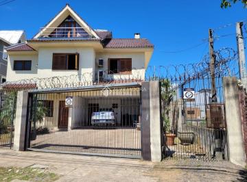 757236_i132423xe8v6a7_75723668f66fb9a3c57.jpg · Casa com 4 suítes, pátio, lareira 4 vagas e pátio com árvores