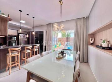 Casa · 157m² · 3 Quartos · 2 Vagas · Sobrado a venda no bairro Ressacada