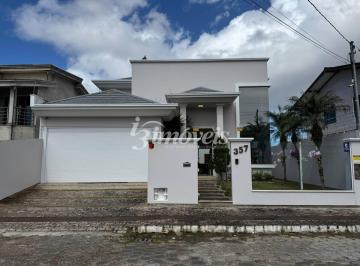 Casa · 279m² · 3 Quartos · 2 Vagas · Casa AVERBADA à venda, finamente mobiliada, equipada e decorada, com 3 suítes, área de festas e pisc