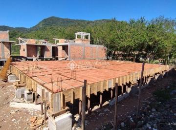 757246_i195R5_75724668f8c74d089a9.jpg · Casa em construção com vista para as montanhas e natureza exuberante
