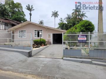 Fachada · Casa à Venda no Bom Retiro, Joinville – 3 Quartos, 185m²