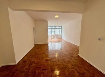 Sala · Apartamento de 3 quartos com vaga e área externa no Flamengo