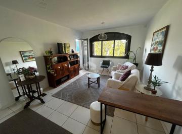 Apartamento · 73m² · 2 Quartos · 1 Vaga · Apartamento de 2 dormitórios de frente com sacada na Av. Central