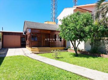 Casa · 65m² · 2 Quartos · 2 Vagas · Casa de 2 dormitórios, 2 garagens no bairro Camobi