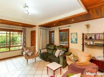 Casa · 235m² · 5 Quartos · 4 Vagas · Casa sobrado a Venda de 5 Quartos, 1 Suite e 4 Vagas de Garagem com 235M²privt.