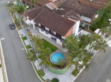 Casa · 331m² · 4 Quartos · 6 Vagas · Imperdível Casa à Venda em Praia Grande-SP, Bairro Flórida: 4 Quartos, 3 Suítes, 6 Banheiros, 331,67