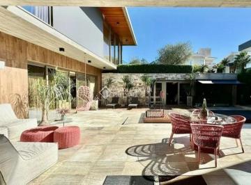 Casa · 842m² · 4 Quartos · 2 Vagas · Linda Casa em Condomínio à Venda em Cacupé