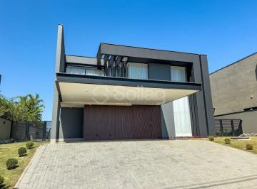 Casa · 550m² · 4 Quartos · 3 Vagas · Casa em condomínio luxuosa a venda no Condominio Campo de Toscana em Vinhedo, interior de São Paulo.