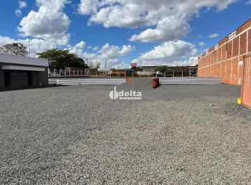 Comercial · 2600m² · Área comercial disponível para locação no bairro Distrito Industrial em Uberlândia - MG.