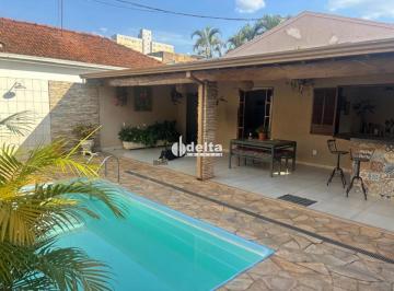 Casa · 400m² · 6 Quartos · 3 Vagas · Casa residencial com 4 quartos sendo 1 suíte disponível para venda no bairro Bom Jesus em Uberlândia
