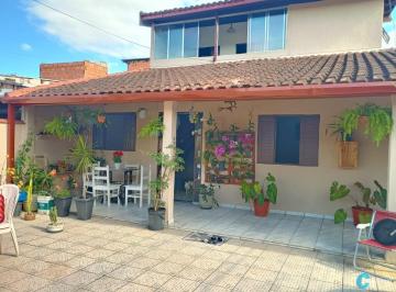 Imagem do Imóvel · Casa com três dormitórios, de esquina e banhada pelo sol!
