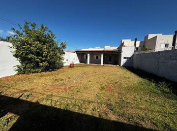 kx9negu2ogu5mwzjmzc0ytuz_md · Casa térrea com amplo terreno e ótima localização